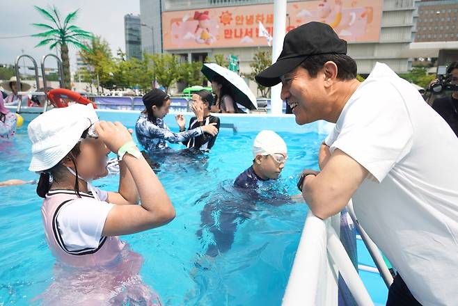 '2023 서울썸머비치'가 열리는 광화문광장을 찾아 안전점검 하는 오세훈 시장 [서울시 제공. 재판매 및 DB 금지]