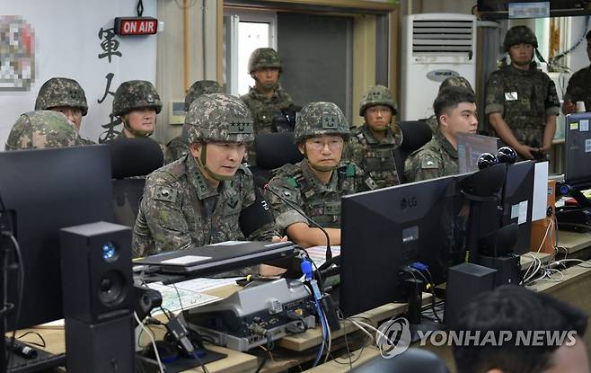 현장 지도하는 김승겸 합참의장 (서울=연합뉴스) 김승겸 합동참모본부 의장이 31일 5사단 예하 GOP대대 지휘통제실에서 현장 지도를 하고 있다. 2023.7.31 [합동참모본부 제공. 재판매 및 DB 금지] photo@yna.co.kr