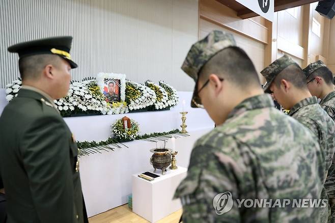 조문하는 해병대원 (포항=연합뉴스) 손대성 기자 = 경북 예천 실종자 수색에 투입됐다가 숨진 고 채수근 상병의 분향소가 마련된 포항 해병대 1사단 내 김대식관에서 해병대원들이 조문하고 있다. 2023.7.20 sds123@yna.co.kr