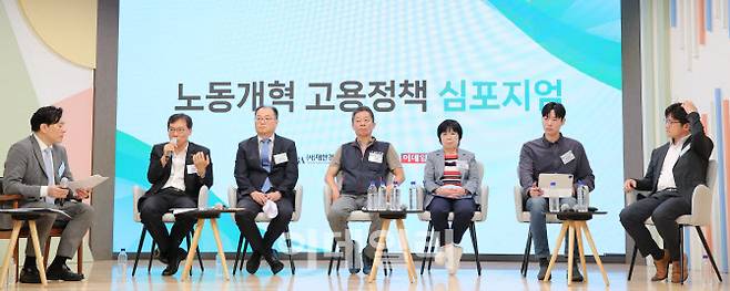 왼쪽부터 윤동열 대한경영학회 회장, 이명로 중소기업중앙회 인력정책본부, 홍종선 한국경영자총협회 근로기준정책팀장, 이정희 전국민주노동조합총연맹 정책실장, 황선자 한국노동조합총연맹 중앙연구원 부원장, 유준환 새로고침 노동조합협의회 의장, 김기선 충남대 법학전문대학원 교수가 31일 오후 서울 중구 순화동 KG타워 하모니홀에서 열린 ‘제3회 노동개혁 고용정책 심포지엄’에 참석하고 있다.(사진=이영훈 기자)