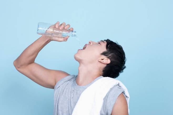 무더위에 갈증이 심하더라도 찬물은 천천히 조금씩 마시는 것이 좋고, 되도록 미지근한 물을 마셔야 몸에는 더 좋다. [사진=클립아트코리아]