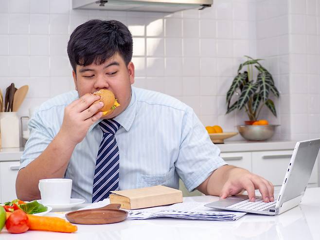 식사 후 3시간만에 지방이 허리에 축적되는 것으로 나타났다. [사진=게티이미지뱅크]