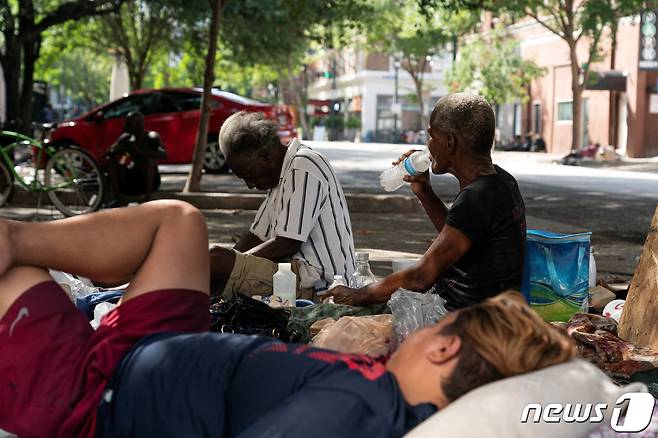 미국 텍사스주에 폭염 경보가 내려진 가운데 16일(현지시간) 노숙자들이 그늘에서 휴식을 취하고 있다. 2023.07.16 ⓒ 로이터=뉴스1 ⓒ News1 정지윤 기자