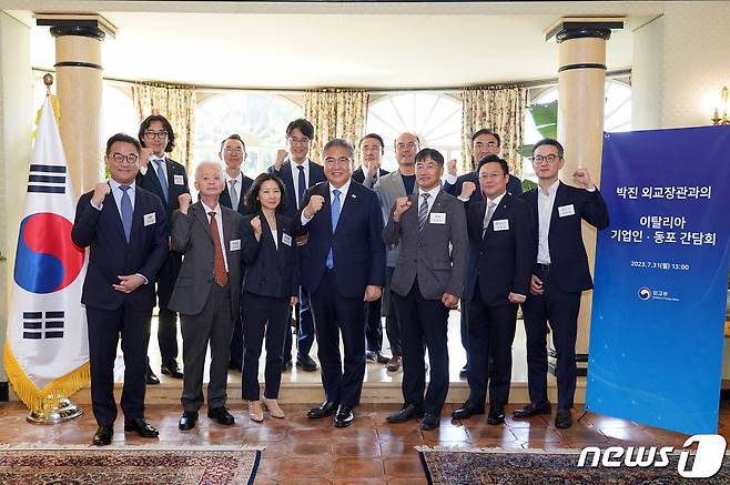 박진 외교부 장관(앞줄 가운데)이 지난달 31일(현지시간) 열린 이탈리아 내 한국 기업인 및 동포와의 오찬 간담회에 참석, 기념사진을 촬영하고 있다. (외교부 제공) 2023.7.31./뉴스1