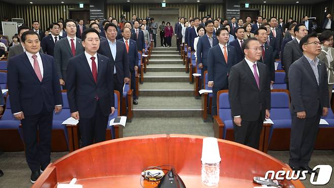 김기현 국민의힘 대표와 윤재옥 원내대표 등이 20일 오전 서울 여의도 국회에서 열린 의원총회에서 애국가를 부르고 있다. 2023.6.20/뉴스1 ⓒ News1 송원영 기자