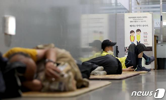 전국 대부분 지역에 폭염특보가 내려진 1일 오후 서울 중구 서울역 희망지원센터에서 노숙인들이 더위를 피하고 있다. 2023.8.1/뉴스1 ⓒ News1 장수영 기자