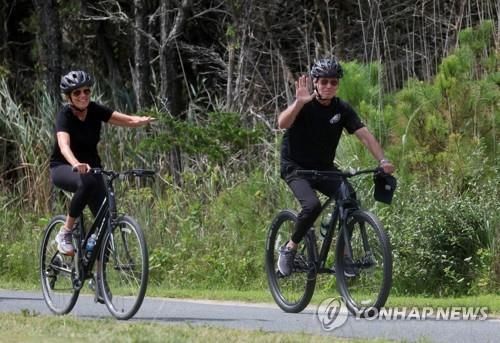 지난달 31일 델라웨어 고든스 폰드 주립공원에서 자전거 타는 바이든 대통령 부부. [사진출처=연합뉴스]