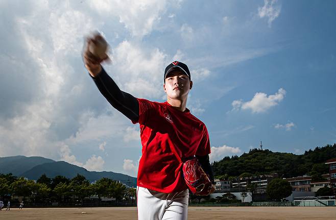 역대 한국 고교 야구 선수 중 최초로 아시안게임에 출전하는 마산용마고 장현석 선수가 투구하고 있다. /김동환 기자