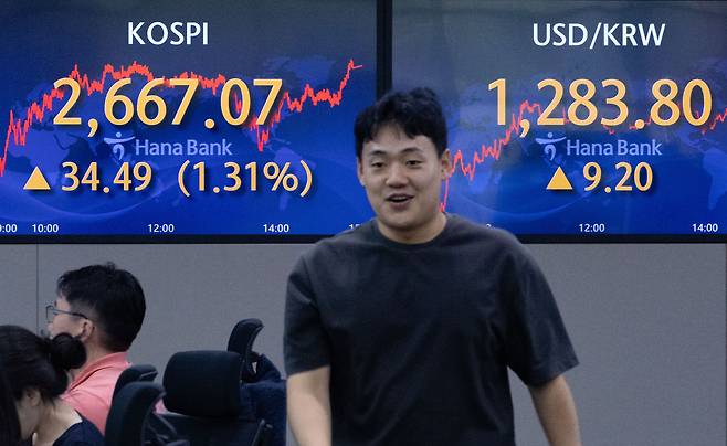 코스피 지수가 연고점을 기록한 1일 오후 서울 중구 하나은행 명동점 딜링룸 전광판에 코스피 지수가 전 거래일 대비 34.49포인트(1.31%) 오른 2,667.07을 나타내고 있다./뉴스1