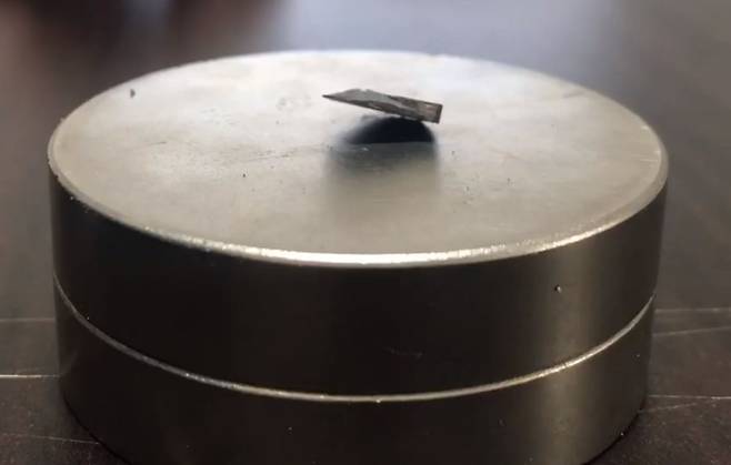자석 위에 초전도체가 반쯤 떠 있는 모습. 국내 연구진이 최근 상온에서 초전도성을 갖는 물질을 찾았다고 발표하면서 전 세계 물리학계의 관심이 쏠리고 있다./김현탁