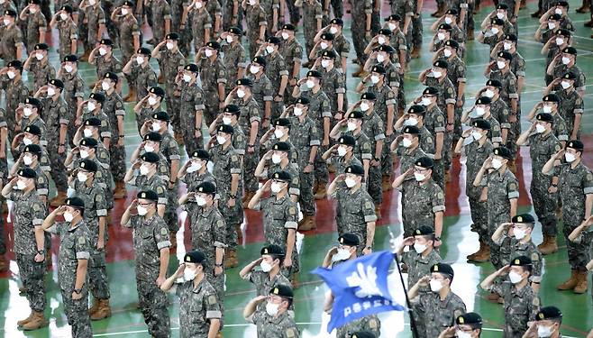 29일 충남 논산 육군훈련소 연무관에서 열린 22-37기 26교육연대 2교육대 신병 수료식에서 장병들이 거수 경례를 하고 있다. 2022.6.29/뉴스1