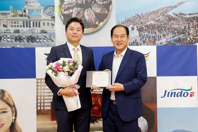 한국맥도날드 하만기 SCM 이사(왼쪽)가 1일 진도군청에서 김희수 진도군수(오른쪽)로부터 '진도 대파 크림 크로켓 버거' 출시에 따른 지역 홍보 및 경제 활성화 기여로 표창을 받은 뒤 기념 촬영하고 있다.