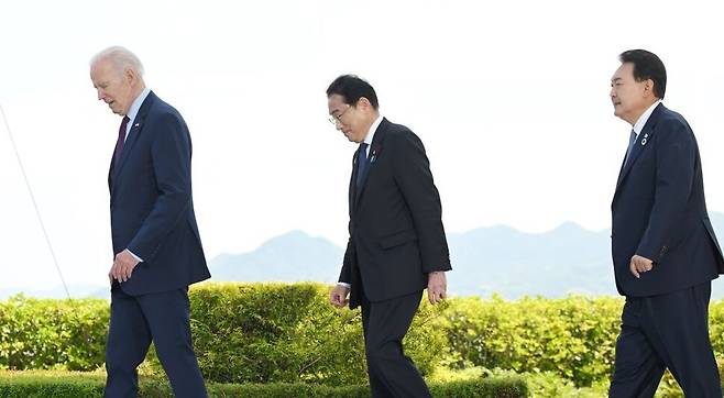 G7 정상회의 참관국 자격으로 일본을 방문 중인 윤석열 대통령이 지난 5월21일히로시마 G7 정상회의장인 그랜드프린스호텔에서 열린 한미일 정상회담에 앞서 조 바이든 미국 대통령, 기시다 후미오 일본 총리와 기념촬영을 마친 뒤 회담장으로 향하고 있다. 연합뉴스