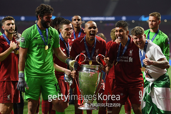 MADRID, SPAIN - JUNE 01: Alisson, Fabinho, Roberto Firmino and Alberto Moreno of Liverpool celebrate with the Champions League Trophy after winning the UEFA Champions League Final between Tottenham Hotspur and Liverpool at Estadio Wanda Metropolitano on June 01, 2019 in Madrid, Spain. (Photo by Matthias Hangst/Getty Images)