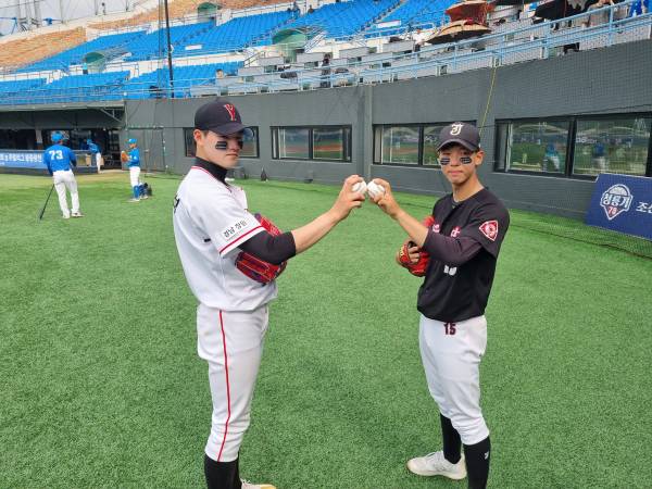 마산용마고 장현석(왼쪽)과 장충고 황준서가 24일 청룡기 8강전을 마치고 포즈를 취하고 있다. 목동=차승윤 기자 chasy99@edaily.co.kr