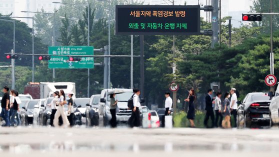 서울 지역의 낮 최고기온이 33도까지 올라 폭염경보가 발령된 지난 7월 20일 서울 영등포구 여의도 여의대로 일대 뜨겁게 달궈진 아스팔트 위로 아지랑이가 피어오르고 있다. 뉴스1