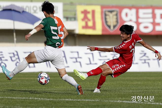 인천 부평고 조예권이 1일 충북 제천종합운동장에서 열린 2023 대통령금배 고등U17 유스컵 결승 서울 중대부고와의 경기에서 돌파하고 있다. 문재원 기자