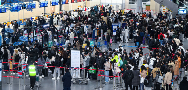 김해공항 국제선 청사에서 일본 노선의 탑승수속을 밟는 여행객들. 국제신문DB