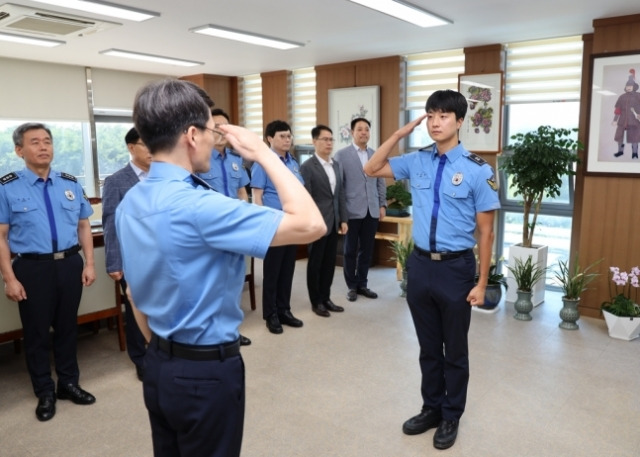 특별승급 신고하는 임성규 순경. 동해해경 제공