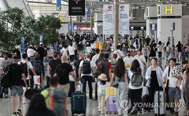 인천국제공항 제1여객터미널 출국장이 이용객으로 북적이고 있다. [사진 출처 = 연합뉴스]