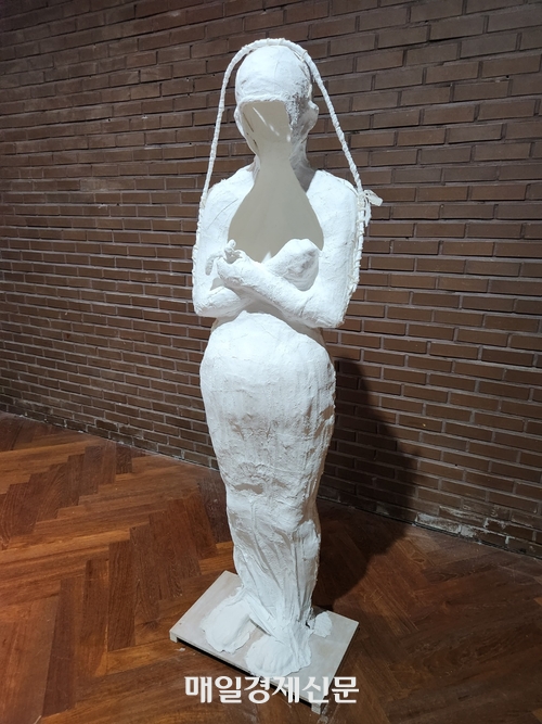 이유성의 작품 신부(2023), 석고붕대, 철사, 털실, 나무, 184x44x40cm  <이한나기자>