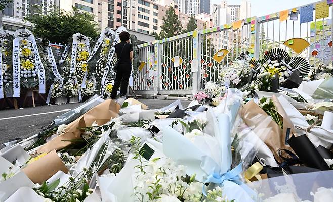 서울 서초구 서이초등학교에 시민들이 학교에서 숨진 교사를 추모하기 위해 놓아둔 꽃들이 쌓여 있다. 경인교대 재학 중인 김모(23) 씨는 “서이초 사건 이후로 교사라는 직업에 회의감을 느꼈다”며 “서이초에 직접 추모를 하러 가기도 했다”고 말했다. [임세준 기자]