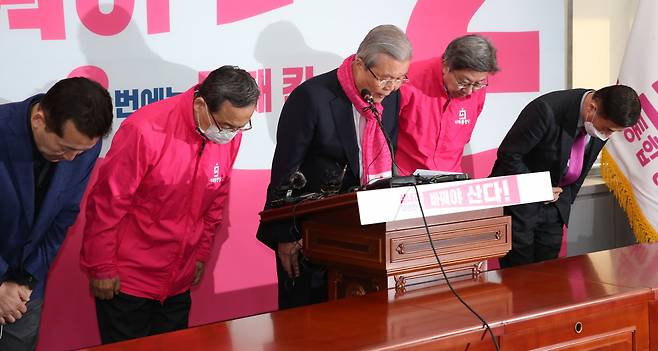 4·15 총선을 앞두고 김종인 당시 미래통합당 총괄선거대책위원장(왼쪽 세번째)이 김대호·차명진 후보의 막말에 대해 고개 숙여 사과하고 있다. [연합]