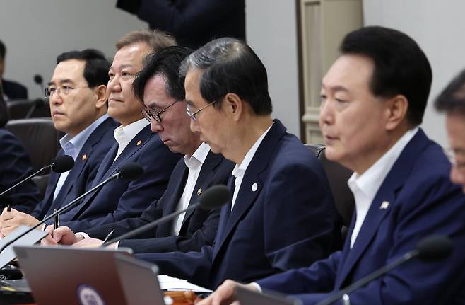 이상민 행정안전부 장관이 1일 서울 용산 대통령실 청사에서 열린 국무회의에서 윤석열 대통령의 발언을 경청하고 있다. [연합]