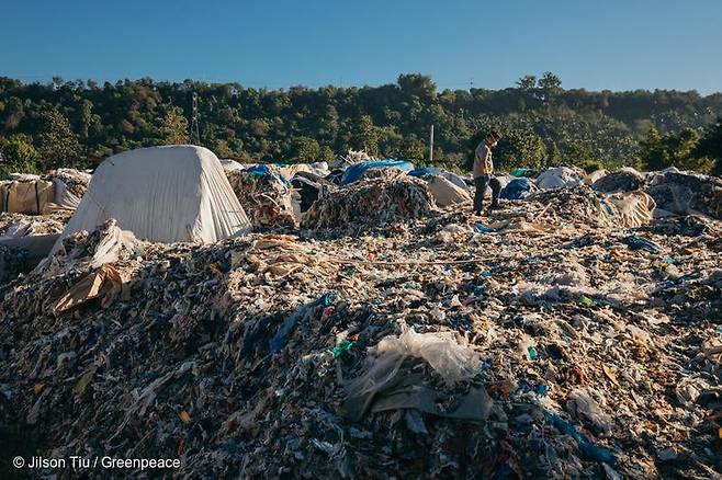 지난 2019년 한국으로부터 불법 쓰레기 6500톤이 필리핀으로 수출돼 사회적으로 큰 논란이 일었다. 당시 필리핀에서 확인된 한국발 쓰레기 사진 [그린피스 홈페이지]