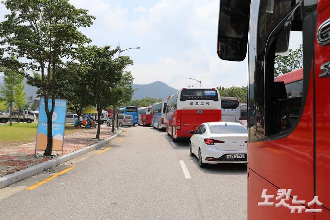 제25회 새만금 세계스카우트 잼버리에 참여하는 대원들이 탄 관광버스. 대원들이 행사장 내 차량정체에 멈춘 버스 안에 타 있다. 송승민 기자