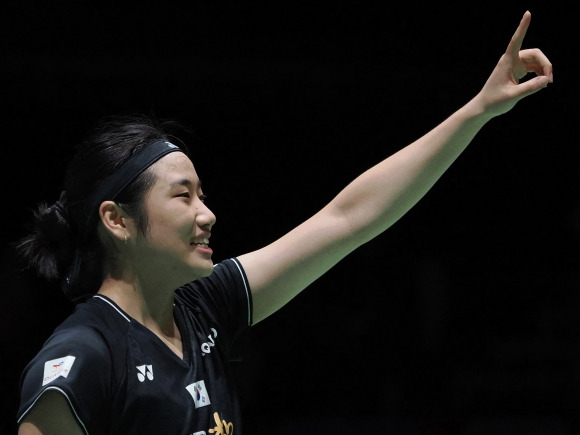 안세영이 지난 30일 일본 도쿄에서 열린 2023 세계배드민턴연맹(BWF) 월드투어 일본오픈 배드민턴선수권대회 여자단식 결승에서 중국의 허빙자오를 물리치고 우승한 뒤 기뻐하고 있다. 도쿄 AFP 연합뉴스