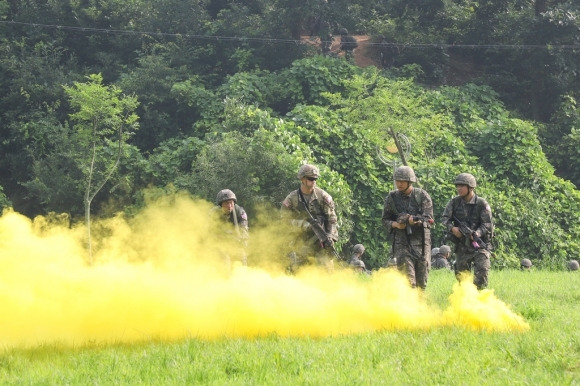 정전협정·한미동맹 70주년을 맞아 동반훈련에 나선 한미 ROTC 후보생들이 20일 충북 괴산 육군학생군사학교에서 분대공격 훈련을 하고 있다.  육군 제공