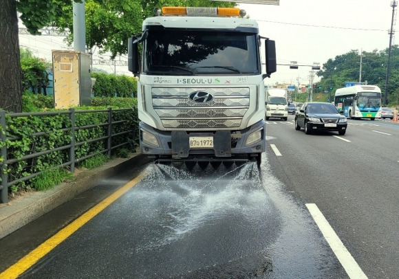 은평구청에서 운영하는 살수차가 지역 내 열기를 식히기 위해 도로 표면에 물을 뿌리고 있다. 은평구 제공