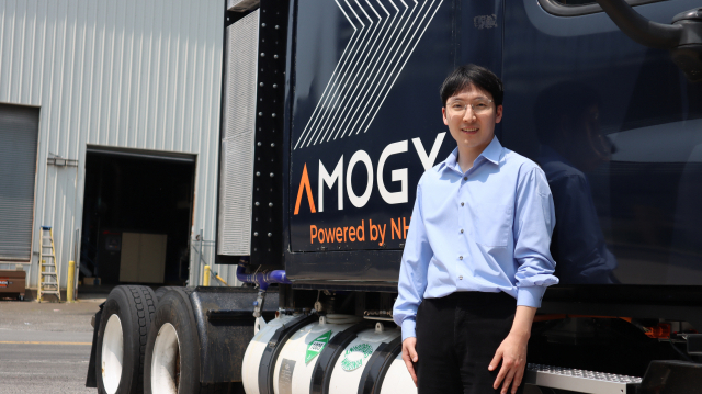 우성훈 아모지 창업자 겸 최고경영자(CEO)가 6일(현지 시간) 미국 뉴욕 브루클린 네이비야드에서 자체 개발한 암모니아 연료 수소트럭을 소개하고 있다. 뉴욕=김흥록특파원