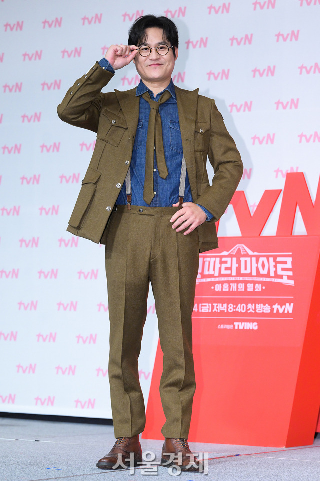 배우 김성균이 1일 오후 서울 마포구 서울가든호텔에서 진행된 tvN 예능 프로그램 ‘형따라 마야로 : 아홉 개의 열쇠’ 제작발표회에서 포즈를 취하고 있다. 김규빈 기자