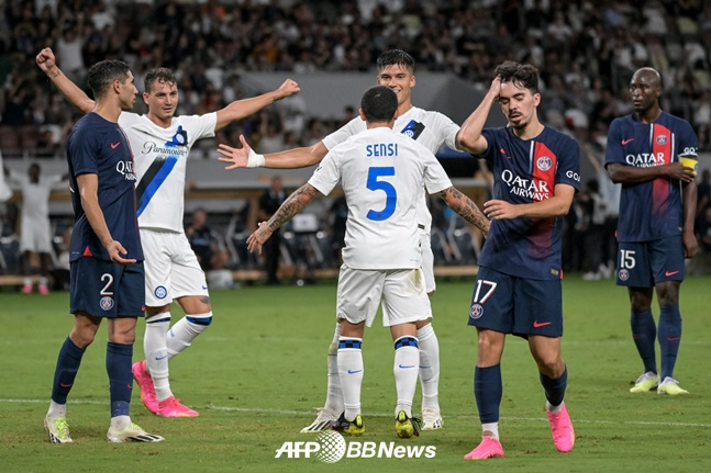 후반 센시(가운데)에 역전골을 내주고 아쉬워하는 PSG 선수들(파란색 유니폼). /AFPBBNews=뉴스1