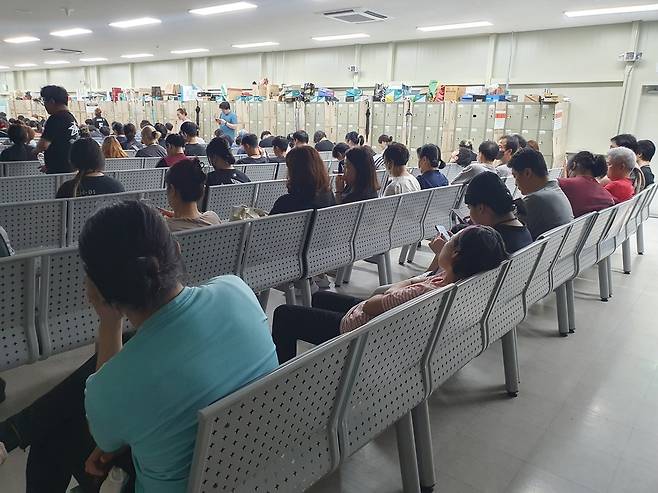 택배 물류센터의 점심시간에 휴게실에서 쉬는 노동자들  [촬영 최원정]