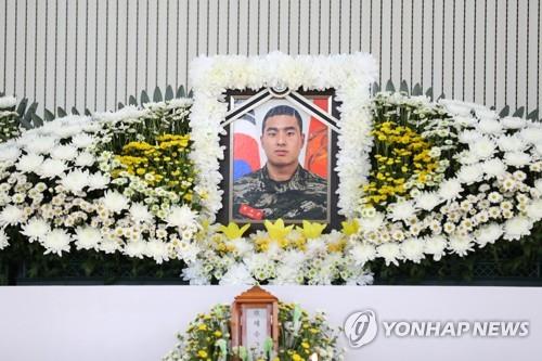 고 채수근 상병 사진  2023년 7월 20일 경북 예천 실종자 수색에 투입됐다가 숨진 고 채수근 상병 분향소가 마련된 포항 해병대 1사단 내 김대식관에 고인의 사진이 놓여 있다.
 [연합뉴스 자료사진]