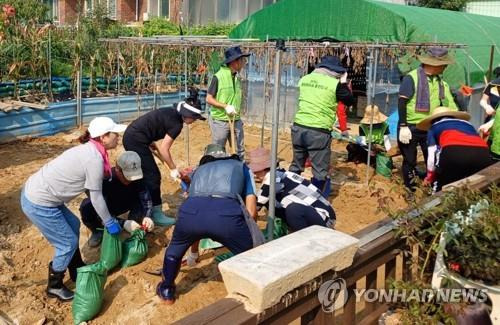 수해 복구 작업 '한창' [연합뉴스 자료사진]