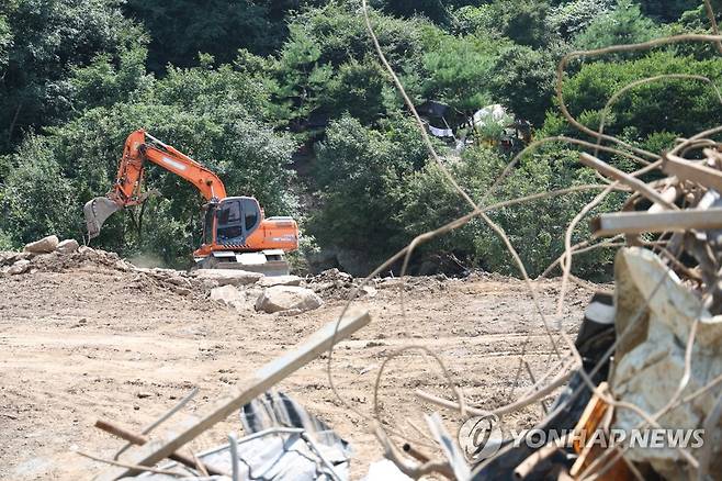 복구 작업은 계속 (영주=연합뉴스) 박세진 기자 = 지난달 30일 경북 영주시 풍기읍 삼가리에서 수해 복구 작업이 이뤄지고 있다. 이 일대는 최근 계속된 집중호우로 인명ㆍ물적 피해가 발생했다. 2023.7.30 psjpsj@yna.co.kr