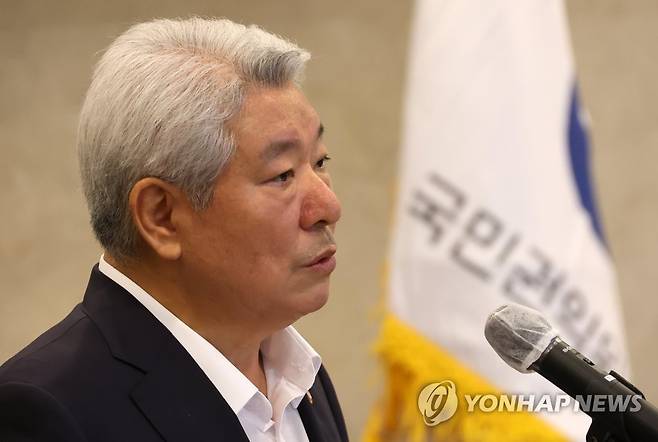 인사말 하는 김홍일 국민권익위원장 (서울=연합뉴스) 최재구 기자 = 김홍일 국민권익위원회 위원장이 26일 정부서울청사에서 열린 비실명 대리신고 자문 변호사 위촉식에서 인사말을 하고 있다. 2023.7.26 jjaeck9@yna.co.kr