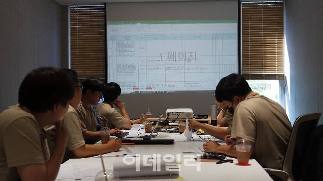 28일 한화에어로스페이스 보은사업장에서 근로자들이 고체 연료 공정에 관한 위험성평가 회의를 진행하고 있다.(사진=한화에어로스페이스 보은사업장 제공