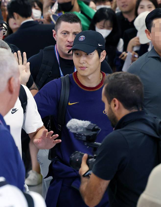 프랑스 프로축구 파리 생제르맹(PSG) 이강인이 2일 오후 부산 강서구 김해국제공항으로 입국하고 있다. PSG는 3일 오후 부산 아시아드주경기장에서 전북현대와 경기를 치른다. 사진=연합뉴스