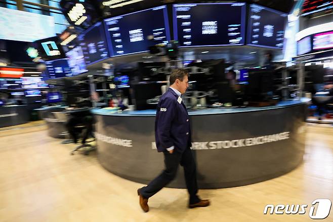 A trader works on the floor of the New York Stock Exchange (NYSE) in New York City, U.S., July 26, 2023. REUTERS/Brendan McDermid ⓒ 로이터=뉴스1