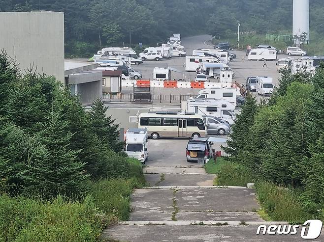 2일 오전 옛 영동고속도로 하행선 대관령마을 휴게소 인근 공터에 무더위를 피해 온 캠핑차량으로 가득하다. 2023.8.2/뉴스1