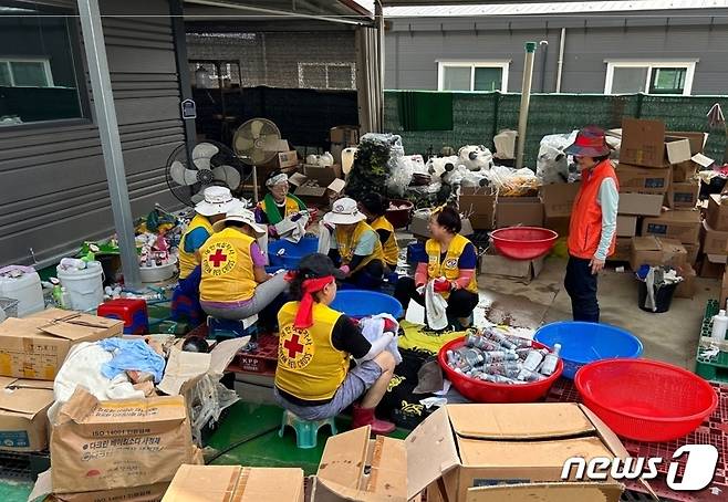 충북 청주시가 수해복구에 온힘을 기울이고 있는 가운데 2일 대한적십자사 상당지구협의회 회원들이 청주시 현도면 피해기업 복구작업을 돕고 있다.(청주시 제공)/ 뉴스1