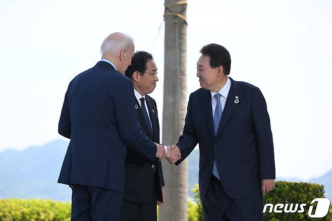 윤석열 대통령과 조 바이든 미국 대통령, 기시다 후미오 일본 총리가 지난 5월21일 히로시마 G7 정상회의장인 그랜드 프린스 호텔에서 열린 한미일 정상회담에서 악수를 나누고 있다. (대통령실 제공) 2023.5.21/뉴스1 ⓒ News1 오대일 기자