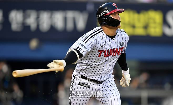 LG 3번타자 문보경이 1일 잠실구장에서 열릴 2023 프로야구 키움히어로즈와 LG트윈스의 경기 3회말 2사 2루에서 호투하던 맥키니를 상대로 역전 2점홈런을 터트린 후 홈인하고 있다. 2023.08.01. 강영조기자 kanjo@sportsseoul.com