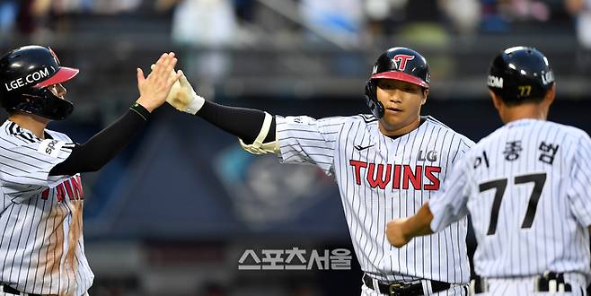 LG 3번타자 문보경이 1일 잠실구장에서 열릴 2023 프로야구 키움히어로즈와 LG트윈스의 경기 3회말 2사 2루에서 호투하던 맥키니를 상대로 역전 2점홈런을 터트린 후 홈인하고 있다. 2023.08.01. 강영조기자 kanjo@sportsseoul.com