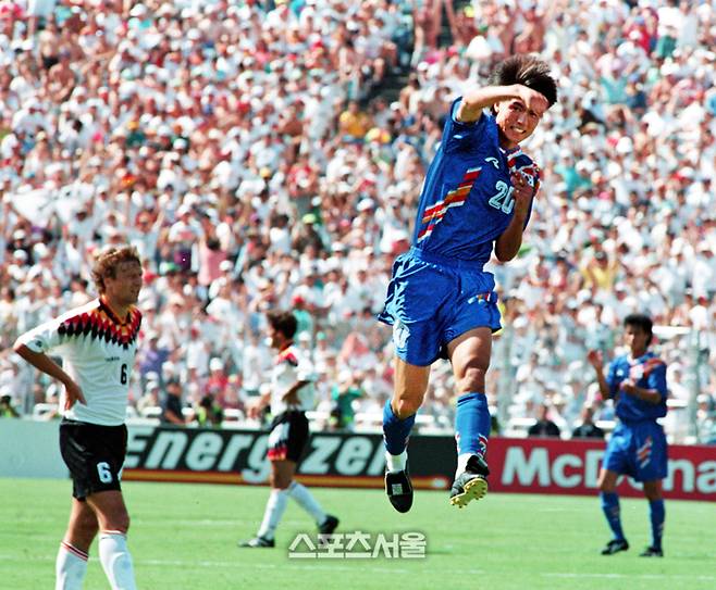 선수 시절 홍명보가 지난 1994년 6월27일 미국월드컵 조별리그 3차전 독일전에서 후반 만회골을 넣고 환호하고 있다. 스포츠서울DB